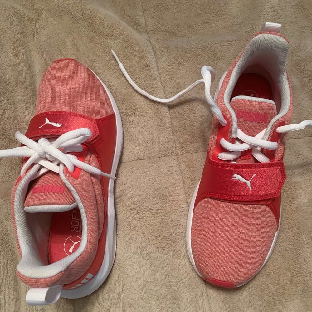 Womens puma tennis shoes . Only worn a few times